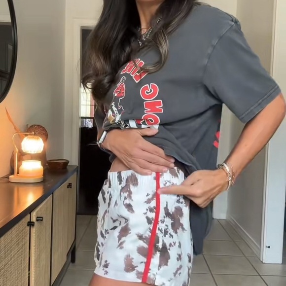 Zoe + Liv Women's Cow Print Graphic Shorts - NWT szL - Picture 2 of 9